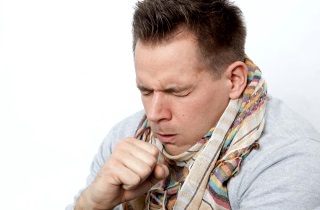 Лечим сухой кашель в горле правильно