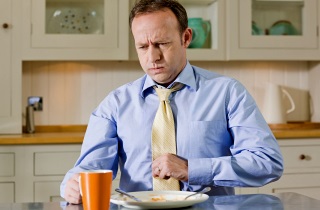 Почему появляется кашель после еды