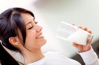 Смесь молока и масла - проверенный рецепт от кашля